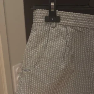 Grå prickiga shorts