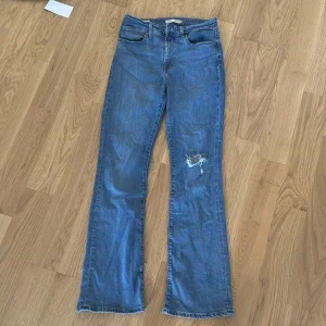 Levi's 725 High Rise Bootcut Jeans i strl 28 (S)