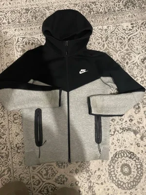 Nike Tech Fleece svart/grå hoodie