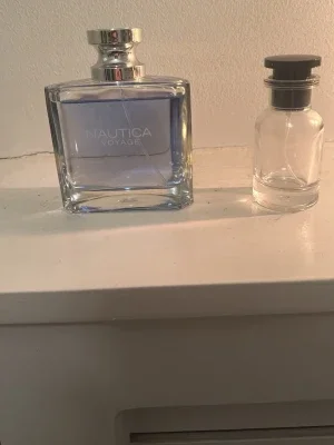 Nautica Voyage parfym blå glasflaska
