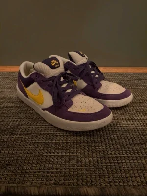 Nike SB sneakers lila och gula detaljer
