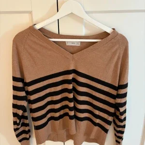 Randig beige tröja med v-ringning