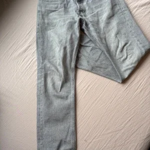 Grå raka jeans från Jack and Jones