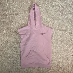 Ärmlös hoodie med tryck