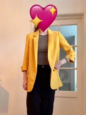 Gul oversized kavaj blazer med slag och pärldetaljer på ärmarna