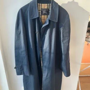 Blå trenchcoat från Burberry