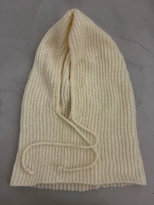 Ribbstickad balaklava i offwhite