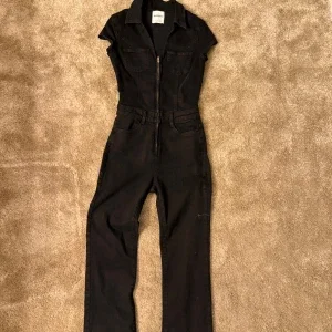 Svart jeans jumpsuit med dragkedja
