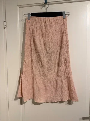 Ljusrosa midikjol från Gina Tricot
