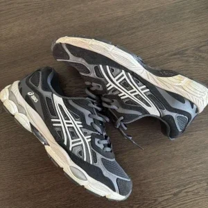 Svarta och grå Asics sneakers