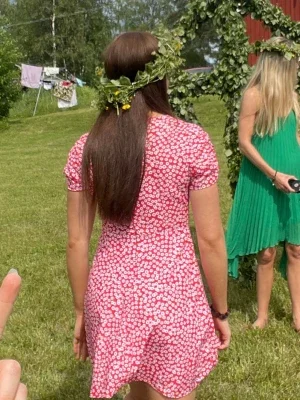 Röd blommig klänning midsommar