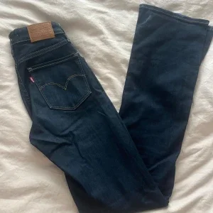 Levi's 725 High Rise Bootcut Jeans