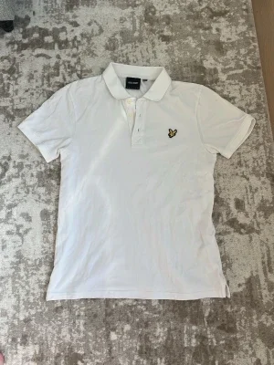 Vit pikétröja från Lyle & Scott