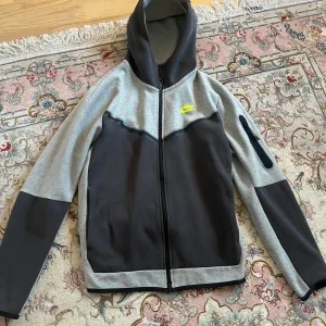 Nike tech fleece grå och svart hoodie med dragkedja M