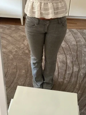 Grå bootcut-byxor med lågmidja från Zalando