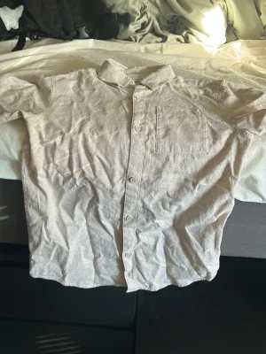 Beige kortärmad linneskjorta