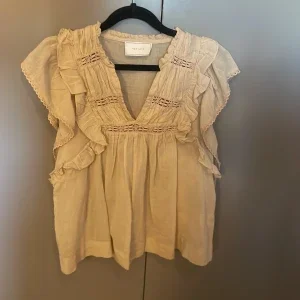 Beige blus med volang från Neo Noir
