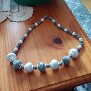 Pärlhalsband med stora pärlor