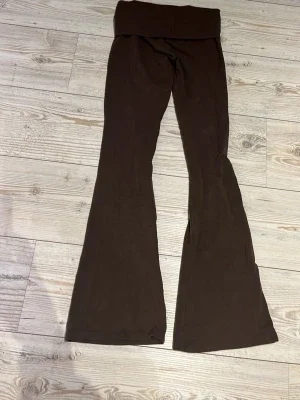 Bruna utsvängda leggings