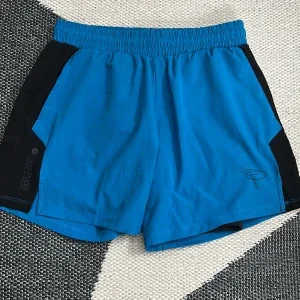 Blå träningsshorts från Silva Padel