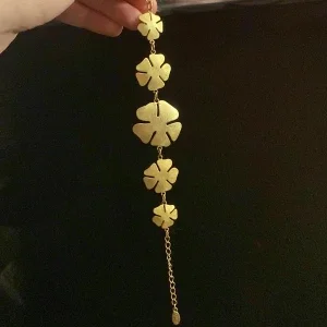 Guldarmband med blommotiv från Danish Design