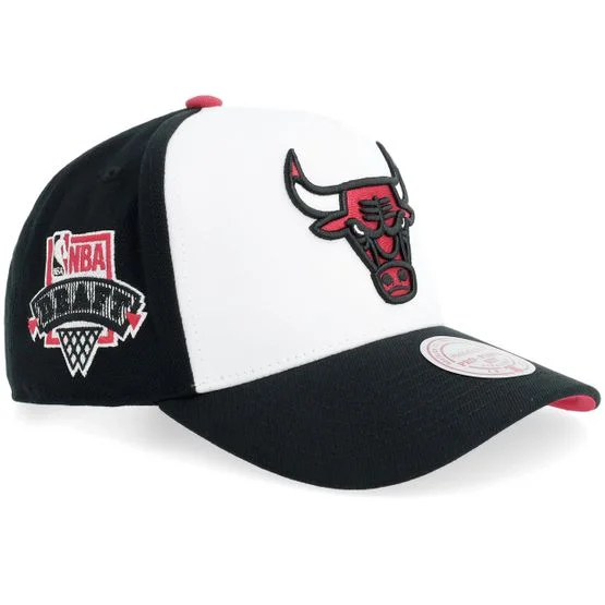 Mitchell & Ness - NBA White adjustable Czapka Z Daszkiem - Chicago Bulls Core I Pro White/Red Adjustable @ Hatstore