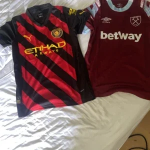 1 Manchester city tröja och en west han tröja båda helt nya