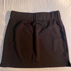 Svart minikjol från Cider med slits