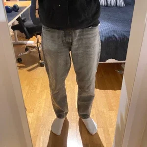 Gråa Carhartt jeans