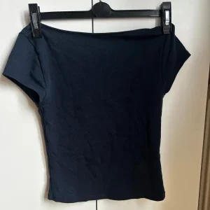 Marinblå tröja med öppen rygg från Gina tricot young