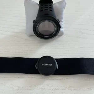 Svart sportklocka Suunto med pulsbälte