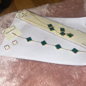 Grönt fyrklöver armband och örhängen i guld