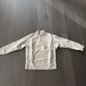 Grå half zip tröja från Carhartt