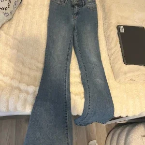 Blå bootcut jeans från Vila
