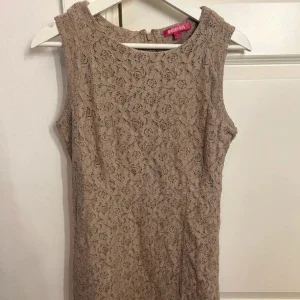 Beige spetsklänning från Indiska