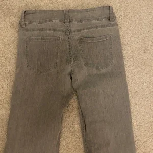 Gråa låg midjade jeans