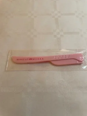 Rosa ögonbrynskniv från Makeup Mekka