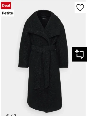 Svart lång kappa från Gina Tricot