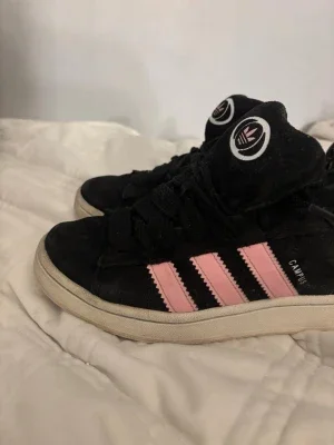 Svarta adidas campus 00s