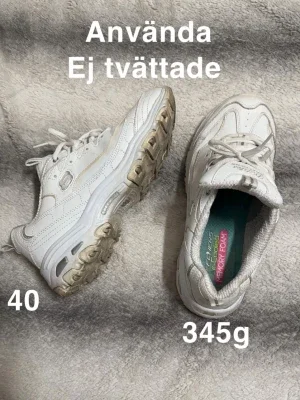 Vita Skechers sneakers med memory foam