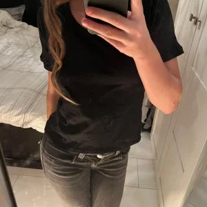 Svart t-shirt från Kosinski - Vero Moda