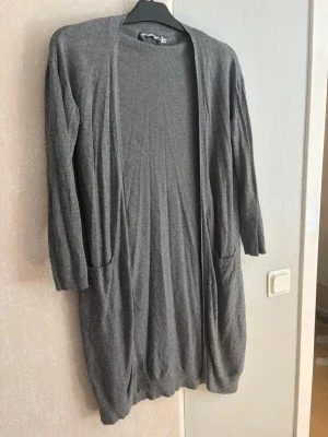 Grå lång cardigan med fickor