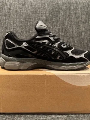 Svarta och grå Asics sneakers