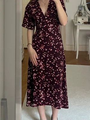 Mörkröd blommig midiklänning