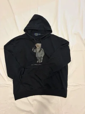 Svart hoodie Polo Bear från Polo Ralph Lauren