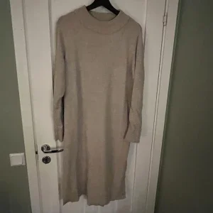 Stickad klänning