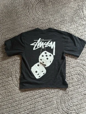 Svart Stussy t-shirt med tärningsprint