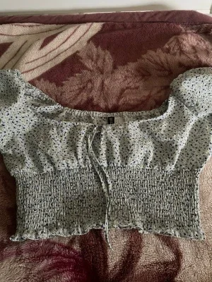 Blommig croppad blus med puffärm