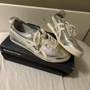 HELT NY Onitsuka Tiger Silver Mexico 66