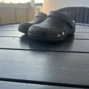 Svarta sandaler i gummi, strl 27/28